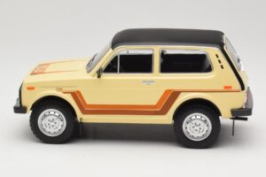 Lada Niva 2121 California Beige MCG 1:18 MCG18004 Metall — bild 3 av 6