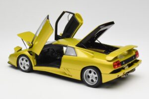 Lamborghini Diablo SE30 Anniversary Edition Gul Spyder AUTOart 1:18 79157 Metall — bild 5 av 8