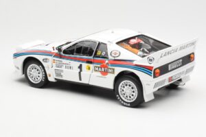 Lancia 037 Martini #1 W. Rohrl / C. Geistdorfer Winner Rally Monte Carlo 1983 Nattversion Kyosho 1:18 08306A Metall — bild 7 av 8