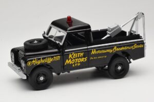 Land Rover Series III Bärgningsfordon Svart Universal Hobbies 1:18 4411 Metall