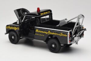 Land Rover Series III Bärgningsfordon Svart Universal Hobbies 1:18 4411 Metall — bild 5 av 8
