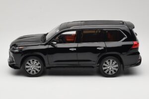 Lexus LX570 J200 Svart LCD 1:18 LCD18010-BL Metall — bild 4 av 8