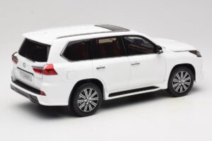 Lexus LX570 J200 Vit LCD 1:18 LCD18010-WH Metall — bild 3 av 8