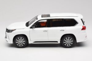 Lexus LX570 J200 Vit LCD 1:18 LCD18010-WH Metall — bild 4 av 8