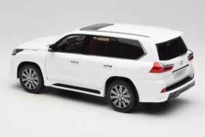 Lexus LX570 J200 Vit LCD 1:18 LCD18010-WH Metall — bild 7 av 8