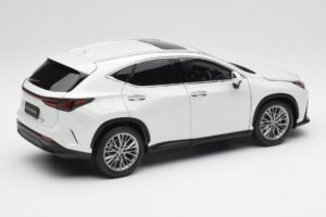 Lexus NX450h+ AZ20 Vit Kyosho 1:18 08968Q Resin — bild 3 av 8