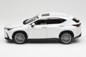 Lexus NX450h+ AZ20 Vit Kyosho 1:18 08968Q Resin — bild 4 av 8