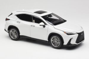 Lexus NX450h+ AZ20 Vit Kyosho 1:18 08968Q Resin — bild 6 av 8