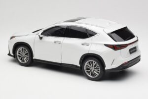 Lexus NX450h+ AZ20 Vit Kyosho 1:18 08968Q Resin — bild 7 av 8