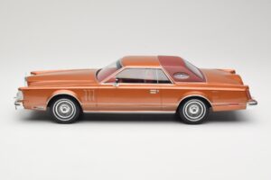 Lincoln Continental Mark V Crystal Apricot Metallic MCG 1:18 MCG18370 Metall — bild 3 av 6