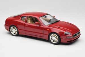 Maserati 3200 GT Mörkröd Bburago 1:18 3341-M2 Metall — bild 6 av 8