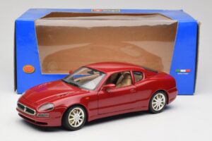 Maserati 3200 GT Mörkröd Bburago 1:18 3341-M2 Metall — bild 8 av 8