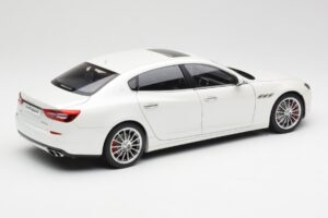 Maserati Quattroporte VI GTS Alpine Vit AUTOart 1:18 75808 Metall — bild 3 av 8