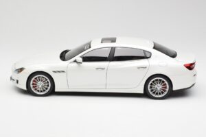 Maserati Quattroporte VI GTS Alpine Vit AUTOart 1:18 75808 Metall — bild 4 av 8