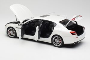 Maserati Quattroporte VI GTS Alpine Vit AUTOart 1:18 75808 Metall — bild 5 av 8