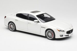 Maserati Quattroporte VI GTS Alpine Vit AUTOart 1:18 75808 Metall — bild 6 av 8