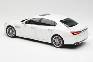 Maserati Quattroporte VI GTS Alpine Vit AUTOart 1:18 75808 Metall — bild 7 av 8