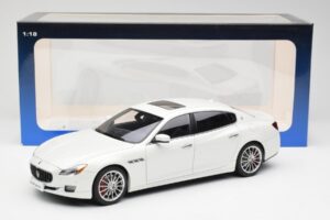 Maserati Quattroporte VI GTS Alpine Vit AUTOart 1:18 75808 Metall — bild 8 av 8
