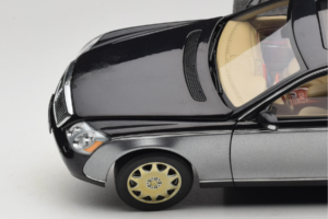 Maybach 57 SWB Caspian Black Himalayas Grey AUTOart 1:18 76151 Metall — bild 8 av 9