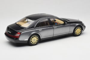 Maybach 57 SWB Caspian Black Himalayas Grey AUTOart 1:18 76151 Metall — bild 3 av 9