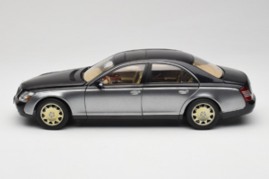 Maybach 57 SWB Caspian Black Himalayas Grey AUTOart 1:18 76151 Metall — bild 4 av 9