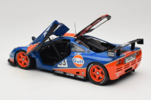 McLaren F1 GTR Gulf #33 R. Bellm / M. Weaver / J-J. Lehto 24 Hours of Le Mans 1996 UT Models 1:18 530161833 Metall — bild 5 av 8