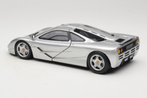 McLaren F1 Silver UT Models 1:18 530133180-R1 Metall — bild 7 av 8