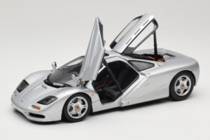McLaren F1 Silver UT Models 1:18 530133180 Metall — bild 2 av 8