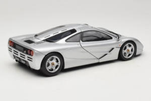 McLaren F1 Silver UT Models 1:18 530133180 Metall — bild 3 av 8