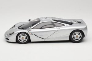 McLaren F1 Silver UT Models 1:18 530133180 Metall — bild 4 av 8