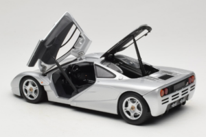 McLaren F1 Silver UT Models 1:18 530133180 Metall — bild 5 av 8