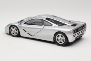 McLaren F1 Silver UT Models 1:18 530133180 Metall — bild 7 av 8