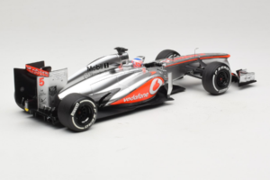 McLaren MP4-28 Mercedes #5 J. Button Vodafone McLaren F1 2013 Minichamps 1:18 530131805 Metall — bild 2 av 7