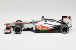 McLaren MP4-28 Mercedes #5 J. Button Vodafone McLaren F1 2013 Minichamps 1:18 530131805 Metall — bild 3 av 7