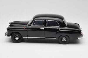 Mercedes 180 W120 Ponton Svart Revell 1:18 08973 Metall — bild 4 av 8