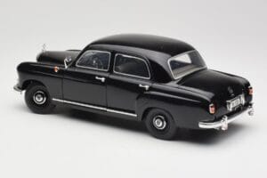 Mercedes 180 W120 Ponton Svart Revell 1:18 08973 Metall — bild 7 av 8