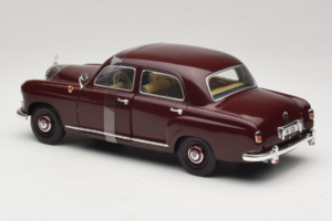 Mercedes 180 Ponton Mörkröd Revell 1:18 08876 Metall — bild 5 av 6