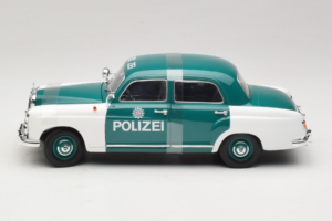 Mercedes 180 Ponton Polizei Revell 1:18 8863 Metall — bild 3 av 6
