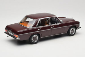 Mercedes 200 W115 Mörkrödbrunt Norev 1:18 183778 Metall — bild 3 av 8
