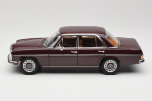Mercedes 200 W115 Mörkrödbrunt Norev 1:18 183778 Metall — bild 4 av 8