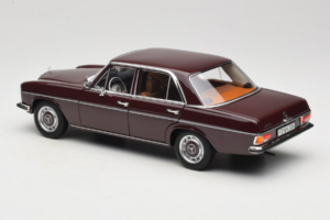 Mercedes 200 W115 Mörkrödbrunt Norev 1:18 183778 Metall — bild 7 av 8