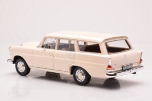Mercedes 200 Universal W110 Kräm Norev 1:18 183709 Metall — bild 7 av 8