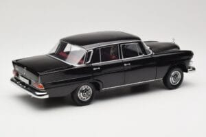 Mercedes 200 W110 Svart Norev 1:18 183574 Metall — bild 3 av 8