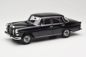 Mercedes 200 W110 Svart Norev 1:18 183574 Metall