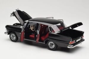 Mercedes 200 W110 Svart Norev 1:18 183574 Metall — bild 5 av 8
