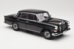 Mercedes 200 W110 Svart Norev 1:18 183574 Metall — bild 6 av 8