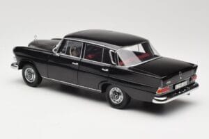 Mercedes 200 W110 Svart Norev 1:18 183574 Metall — bild 7 av 8