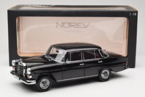 Mercedes 200 W110 Svart Norev 1:18 183574 Metall — bild 8 av 8