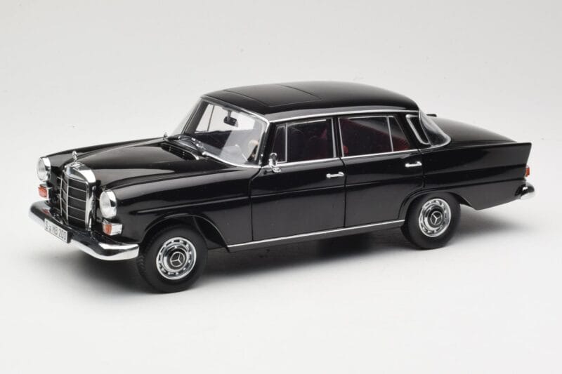 Mercedes 200 W110 Svart Norev 1:18 183574 Metall
