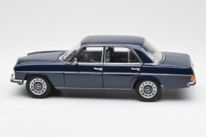 Mercedes 200 W114 Midnight Blå Återförsäljarupplaga Norev 1:18 B66040694 Metall — bild 4 av 8